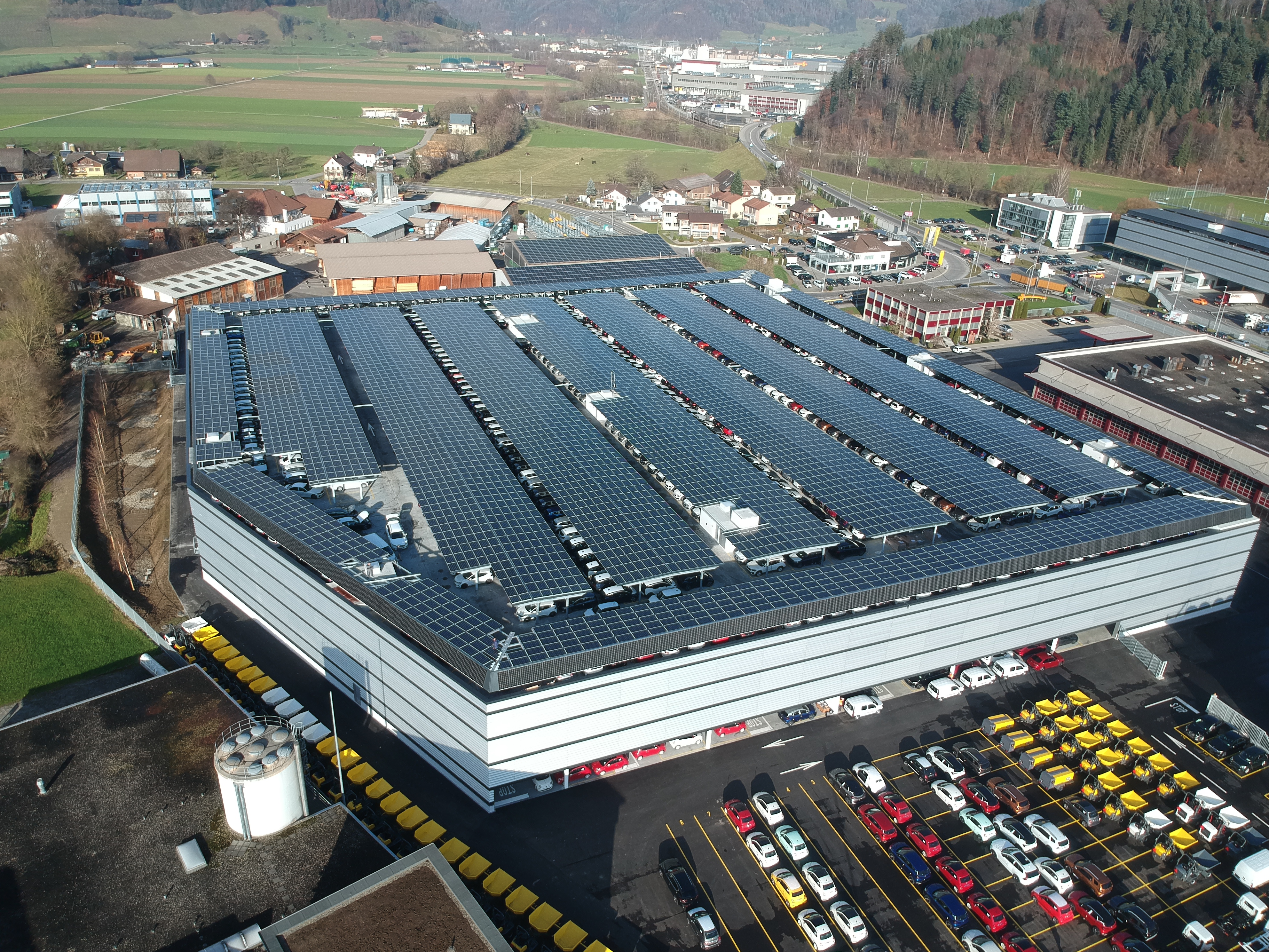 Eine PV-Parkplatzüberdachung bei den Galliker Transporte in Altishofen