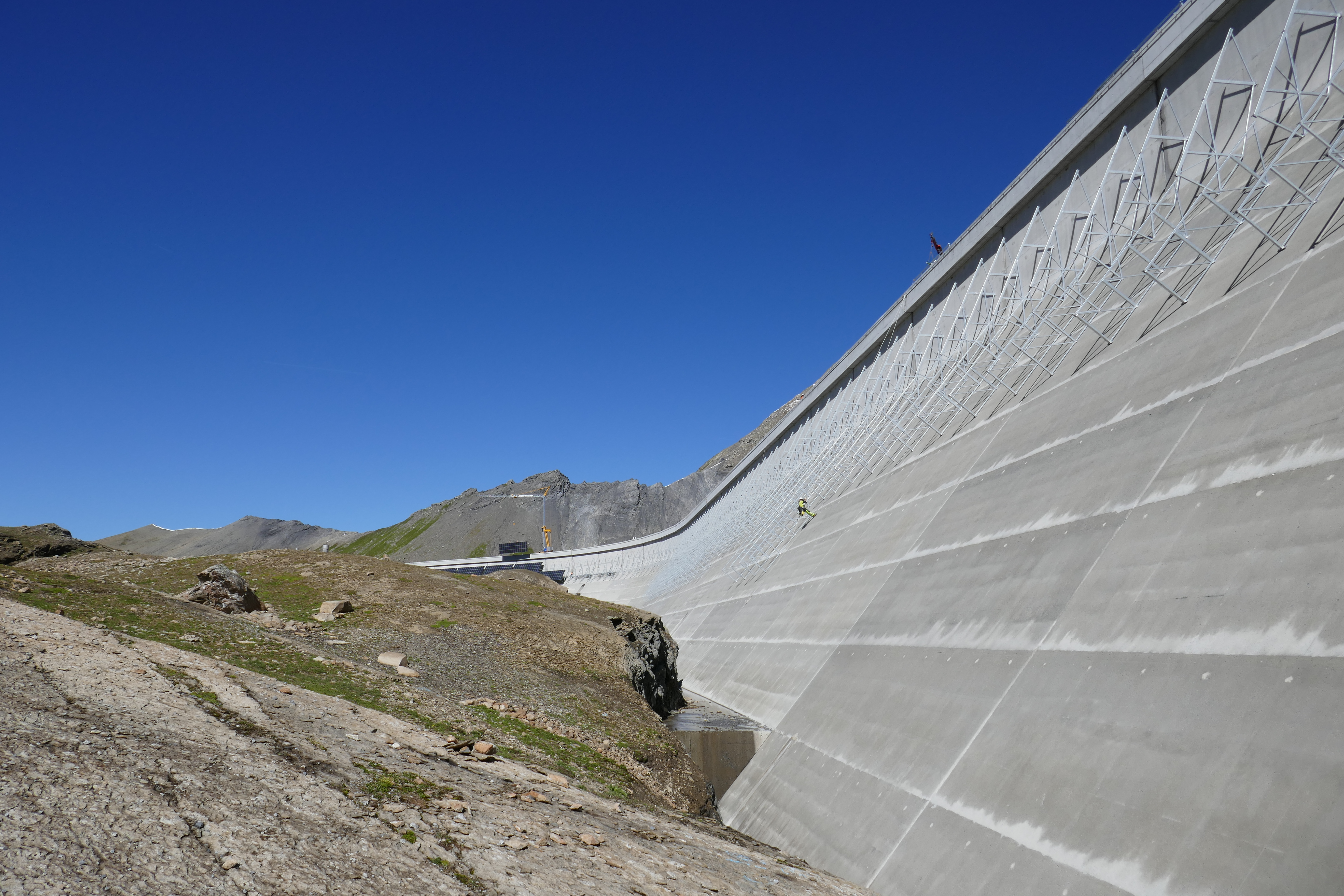 Die Unterkonstruktion wurde an der Muttsee-Staumauer montiert. Darauf dann die rund 5000 Solar-Module