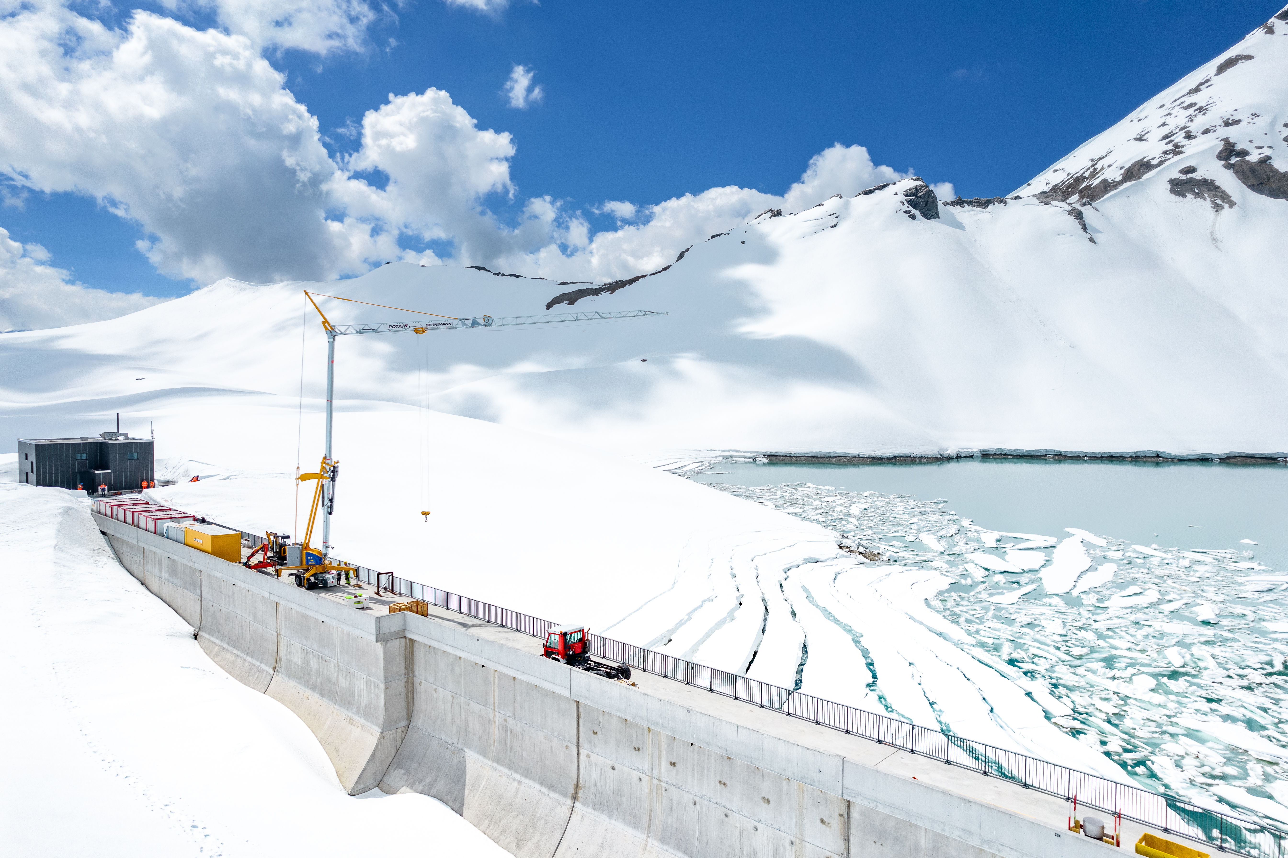 Construction work started in the summer of 2021: A lifting crane was first dismantled down in the valley, then flown up in individual parts and reassembled on top of the wall.