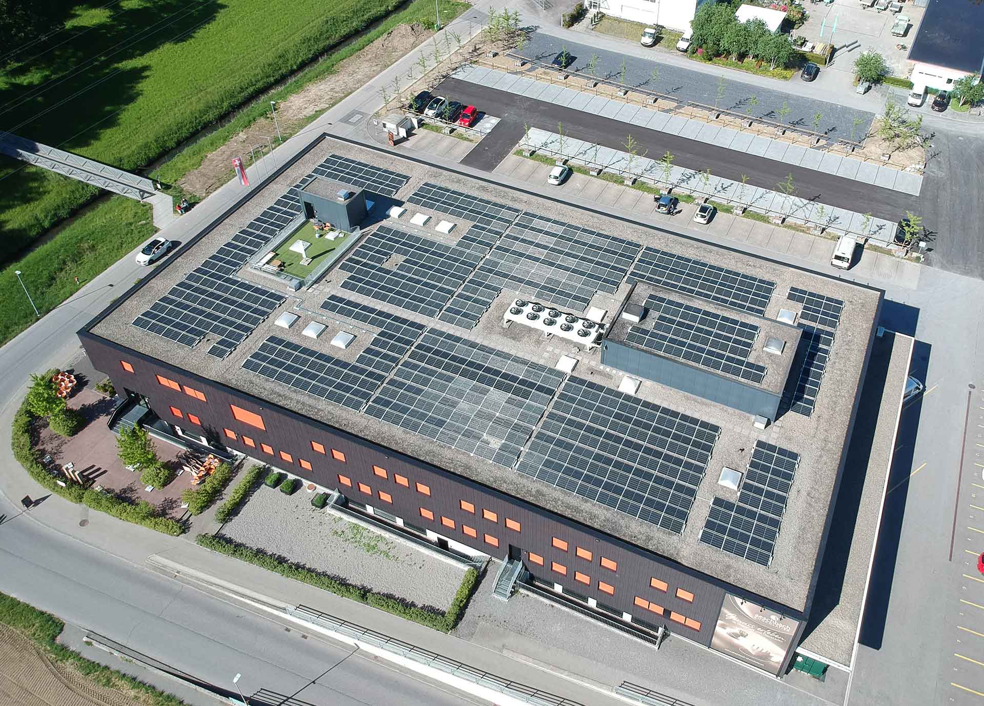 Solar-Dachanlage beim Aeschbach-Hauptsitz 