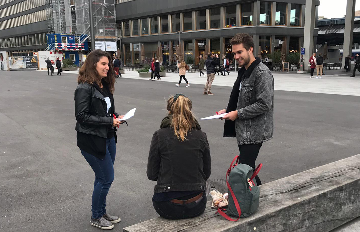 Freitagnachmittag: Erste Interviews mit Passanten bringen einen Blick von aussen auf das Problem. Dabei wird schnell klar: Vielen ist gar nicht bewusst, wieviel Energie wir im Alltag verbrauchen.