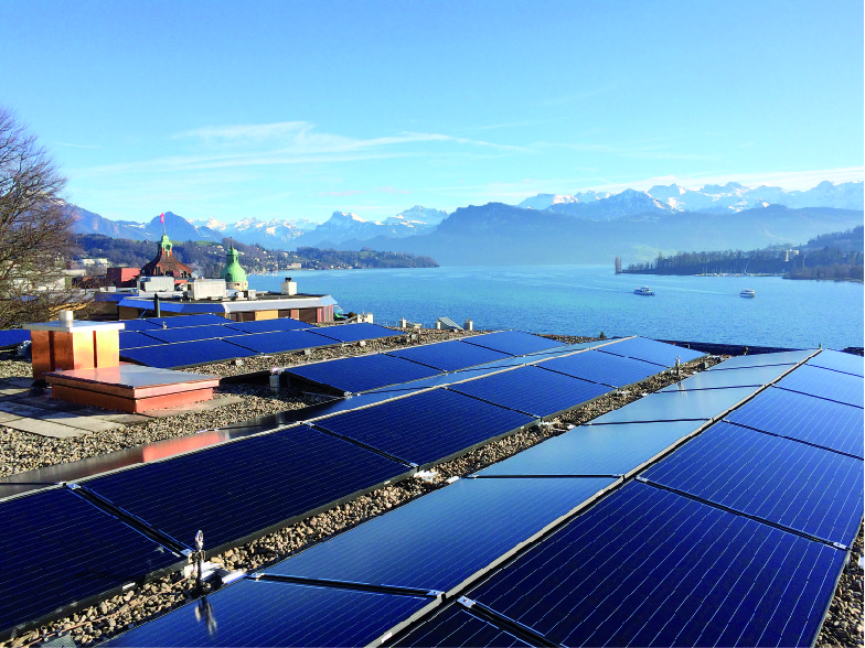 Flachdachanlage: Eine auf einem Flachdach aufgeständerte Solaranlage gehört ebenfalls zur Kategorie der angebauten Anlagen. Die Anlage wird mit für die Sonneinstrahlung optimalen Anstellwinkel auf dem Dach fixiert.