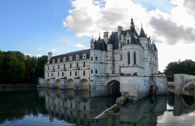 Schloss Chenonceau, es liegt am und über dem Fluss Cher