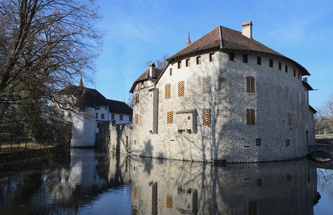 Hallwyl Castle, nestled on two islands in the middle of the Aabach in Seengen (AG)