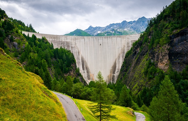 Eine Staumauer in einer prächtigen Landschaft. Wo?