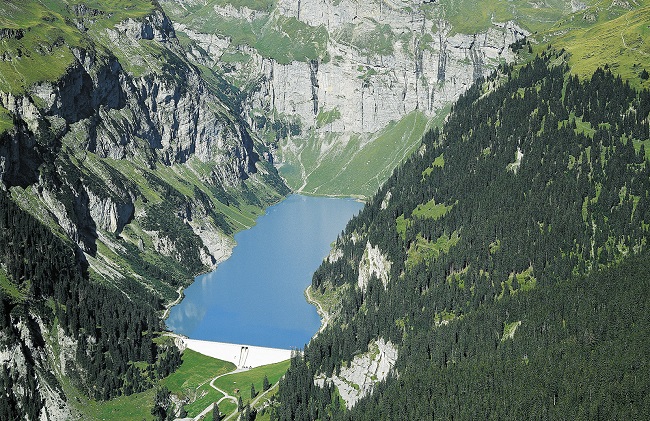 Der Lag da Pigniu, der Panixersee. Die Gewichtstsaumauer ist 53 Meter hoch und 270 Meter lang und wurde zwischen 1984 und 1992 erbaut. Der Panixersee ist Teil der Kraftwerke Illanz AG