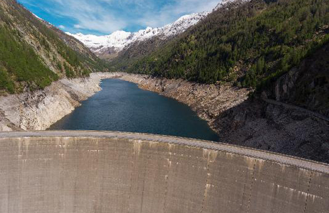 Der Lago di Sambuco. Er liegt oberhalb von Fusio im Valle Lavizzara, einen Seitental des Valle Maggia. Der 1956 angelegte Speichersee wird durch eine 130 m hohe Bogenstaumauer gestaut und misst an seiner tiefsten Stelle 110 m