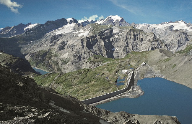 Exactly, it’s the Muttsee. And 630 metres further down we have the Limmernsee. The dam is the longest in Switzerland with a length of 1050 metres and the highest in all of Europe (2500 metres a.s.l.). The Limmern pumped storage plant has a pumping and turbine capacity of 1000 MW