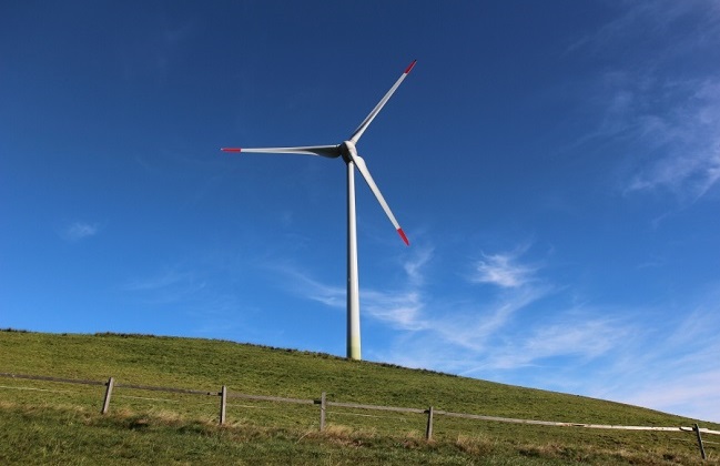 Auf der Anhöhe Lutersarni in der Gemeinde Entlebuch. Hier hat die Centralschweizerische Kraftwerke (CKW) das grösste Windkraftwerk der Zentralschweiz errichtet. Es ist mit seinen 120 Metern etwa gleich hoch wie das höchste Gebäude der Schweiz, der PrimeTower in Zürich, und produziert seit Oktober 2014 jährlich Strom für umgerechnet 600 Vier-Personen-Haushalte.