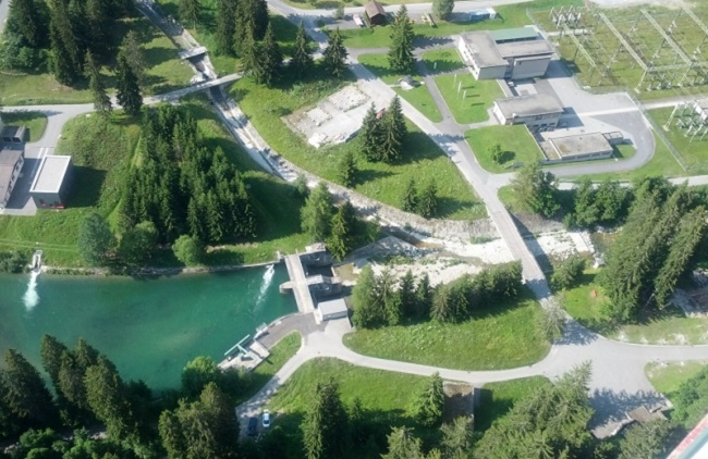 Wir sind in Sedrun, Teil der Kraftwerke Vorderrhein. Auf dem Bild erkennt man das Wehr und die Wasserfassung.