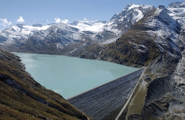 Ein Stausee in den Alpen. Aber wo?