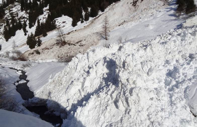 Lawinen versperren nicht selten den Weg zum Stausee