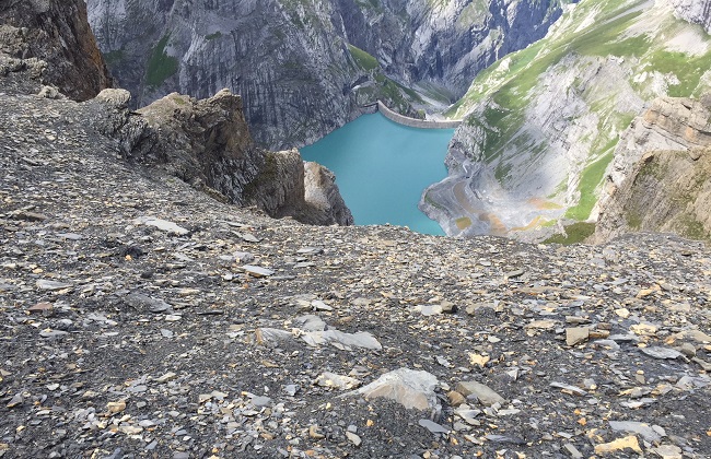 Atemberaubend: Blick hinunter von der Kistenpasshütte auf den Limmernsee