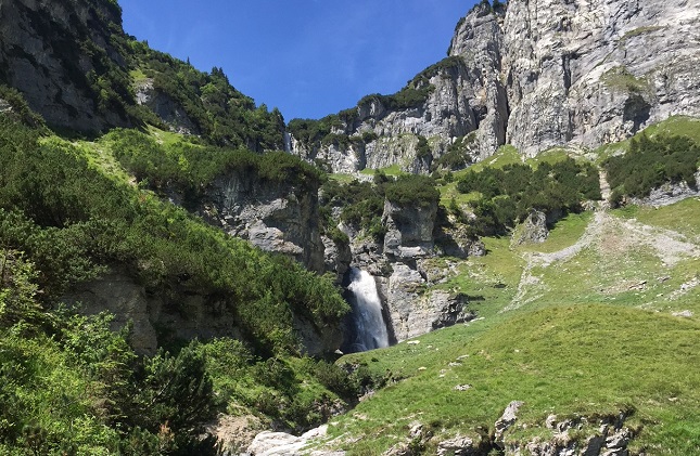 Wasserfall hinten am Panixersee