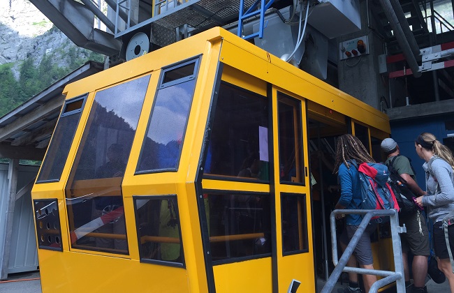 tarting point of the hike: cable car of the Kraftwerke Linth-Limmern AG (KLL) in Tierfehd