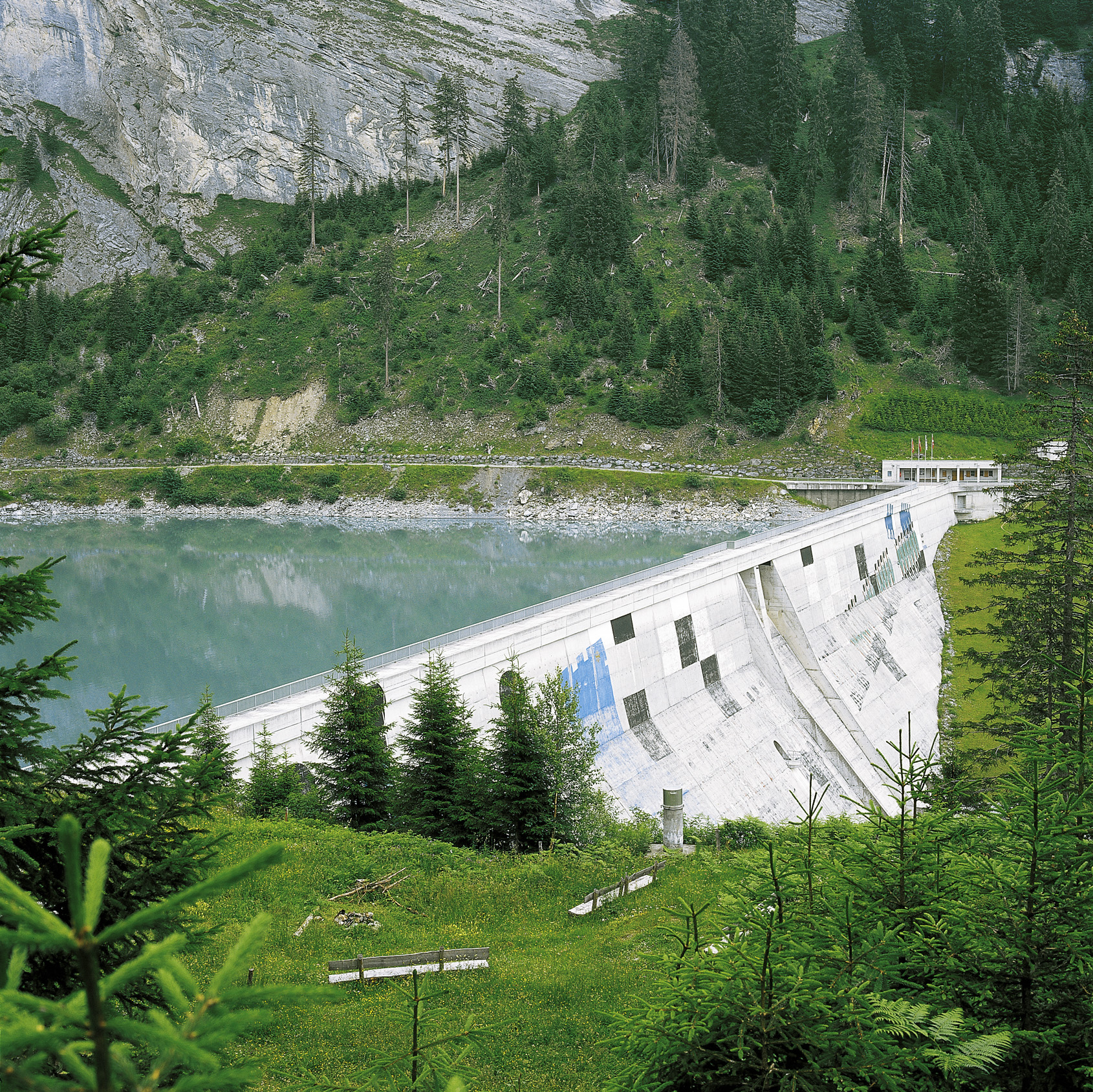 Gewichtstsaumauer Panix: Sie ist maximal 53 Meter hoch (Höhe über Fundament), die Krone ist 270 Meter lang. Das Volumen der Sperre beträgt 161'000 m3