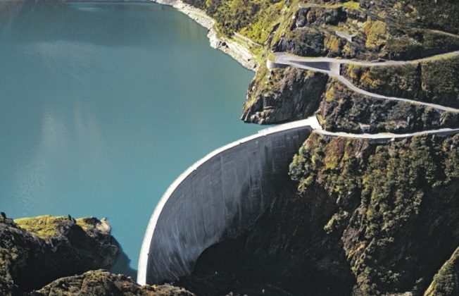 Der Curnera-Stausee der Kraftwerke Vorderrhein: Er bildet mit den Stauseen Lai da Sontga Maria und Lai da Nalps in den benachbarten Tälern ein einziges durch Röhren zusammenhängendes wasserwirtschaftliches System.