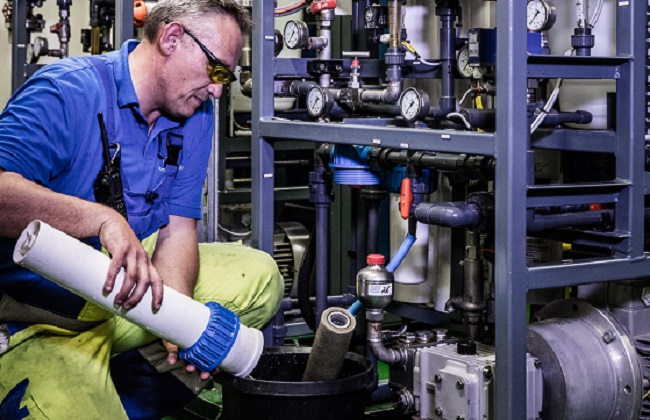 Täglich werden circa 10.000 Liter Meerwasser entsalzt und mineralisiert, um Technik und Besatzung mit Frischwasser zu versorgen.